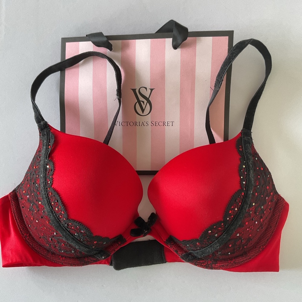 Victorias Secret Very Sexy Push Up Bra with diamanté Crystals. Size 34C